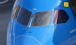 B787 Tipi uçağın kalkıştan sonra ön kokpit camı çatladı