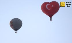 Kapadokya'da sıcak hava balonları Türk bayrakları ile uçtu