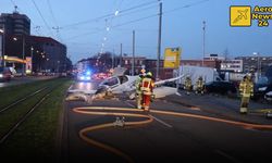 Almanya'da uçak cadde üzerine acil iniş yaptı!