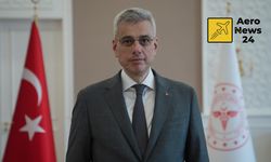 Sağlık Bakanı Memişoğlu, uçakta rahatsızlanan yolcuya ilk müdahaleyi yaptı