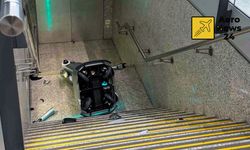 Hong Kong Havalimanı'nda devriye robotu merdivenlerden düştü