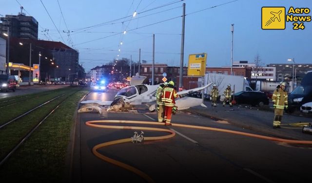 Almanya'da uçak cadde üzerine acil iniş yaptı!