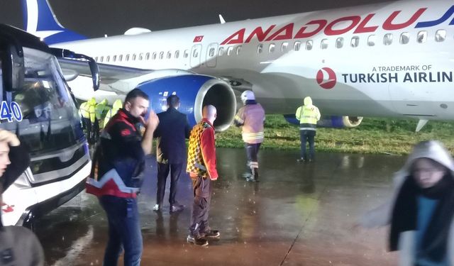 Sabiha Gökçen’de AJet uçağı taksi sırasında pist kenarına çıktı