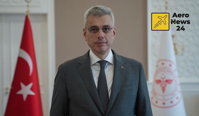 Sağlık Bakanı Memişoğlu, uçakta rahatsızlanan yolcuya ilk müdahaleyi yaptı