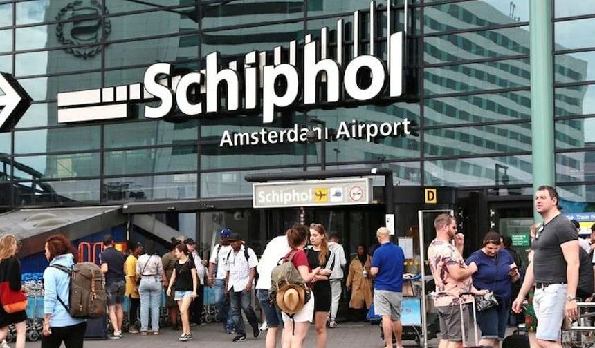 Schiphol Havalimanı'nda pasaport sistemi çöktü: 78 otomatik geçiş kapısı devre dışı kaldı