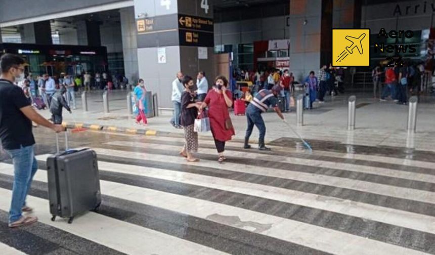 Yeni Delhi Havalimanı’nı Yağmur Vurdu: 400’den Fazla Uçuş Gecikti