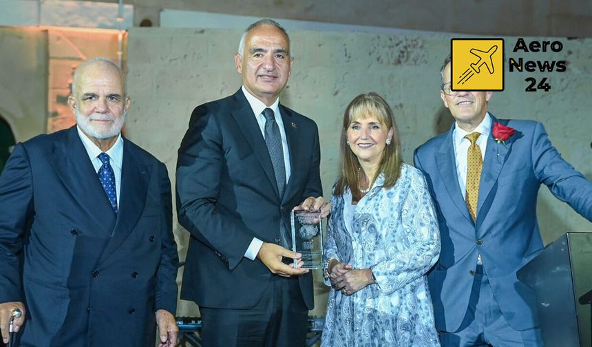 Türk turizmine küresel ödül: Bakan Ersoy'a WTTC'den üstün liderlik ödülü